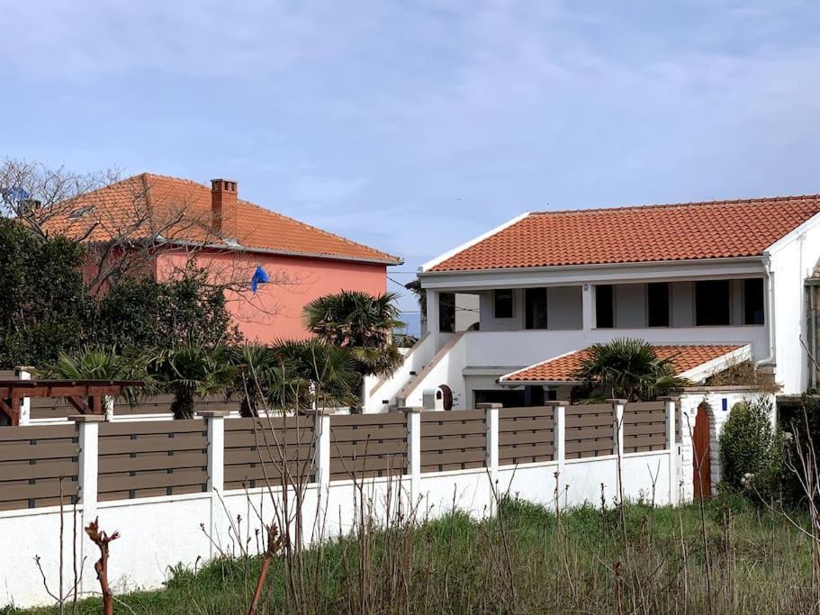 House In Between Beaches * Vir